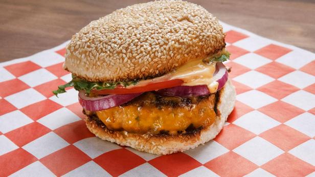 So bereiten Sie Putenburger mit asiatischer Soße zu