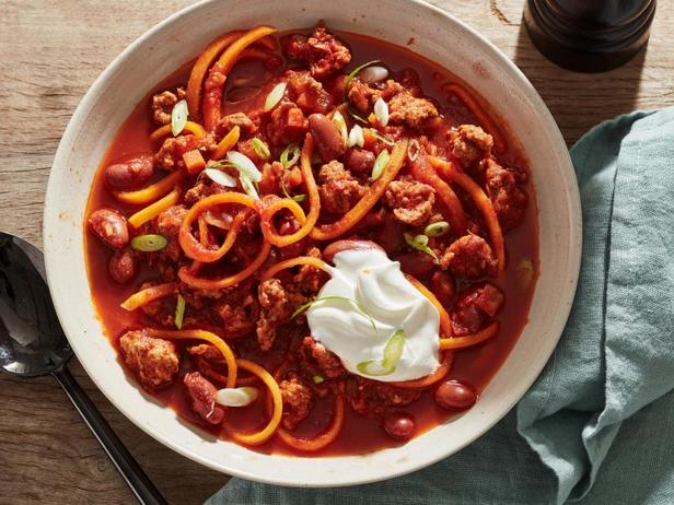 Wie man Truthahn-Chili mit Butternusskürbis-Nudeln zubereitet