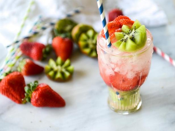 Wie man Erdbeer-Kiwi-Sangria zubereitet