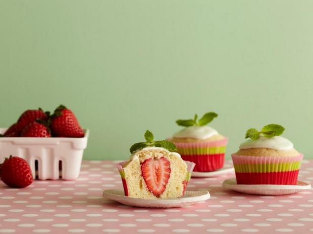So backt man Erdbeer-Minz-Cupcakes