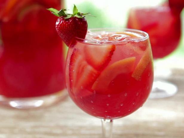 Come preparare la sangria rosa alla fragola e pompelmo