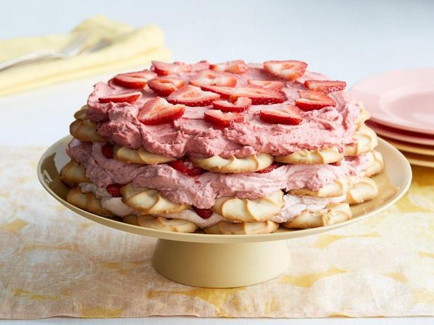 Wie man einen Erdbeer-Zitronen-Eiskuchen zubereitet