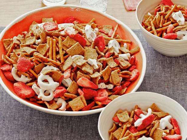Come preparare - Mix di snack di fragole e pretzel