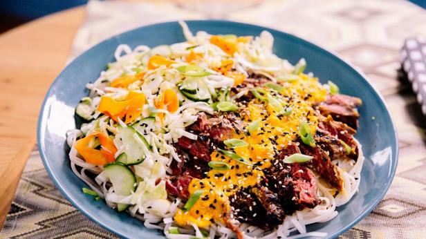 طريقة تحضير طبق نودلز الأرز مع لحم البقر المشوي