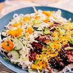 طبق لحم بقري مشوي مع نودلز الأرز