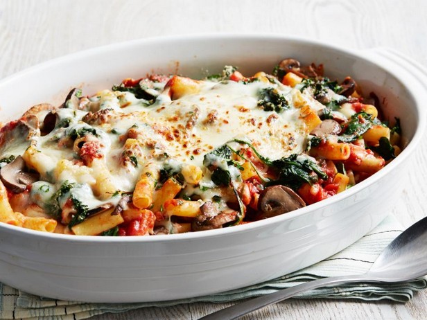 Gebackene Ziti-Nudeln mit Pilzen und Spinat