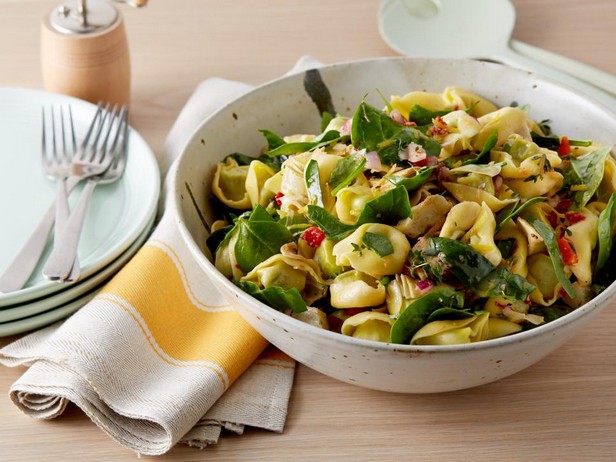 Nudelsalat mit Spinat und Artischocken