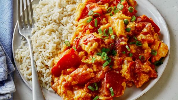 طريقة تحضير البيض المخفوق مع الطماطم للأرز