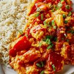 بيض مخفوق مع طماطم وأرز