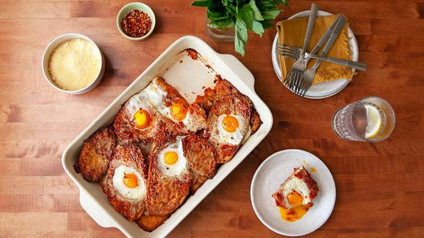 Wie man Tomaten-Strata mit Rührei zubereitet