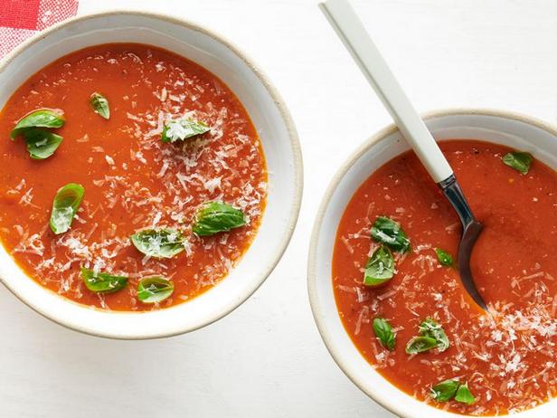 Wie man Tomatensuppe mit Parmesan zubereitet