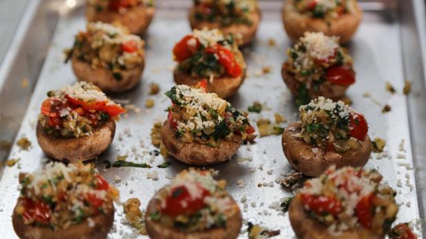 Wie man gefüllte Champignons mit Kirschtomaten zubereitet