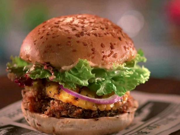 So bereiten Sie panierte Portobello-Pilz-Burger zu
