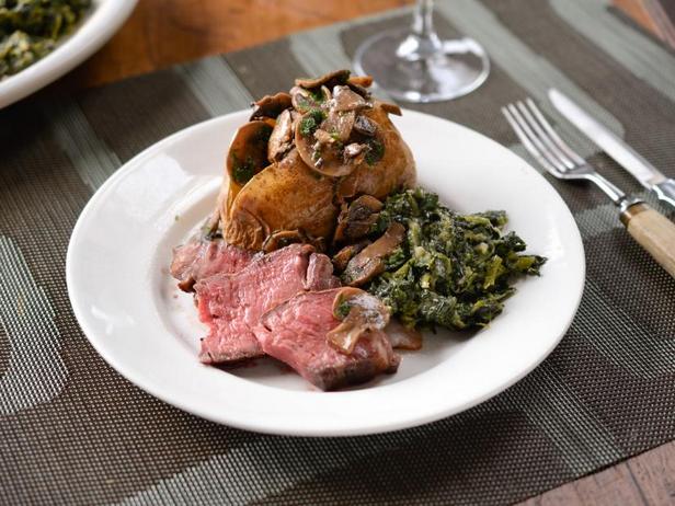 Wie man Ribeye-Steak mit Rahmspinat zubereitet