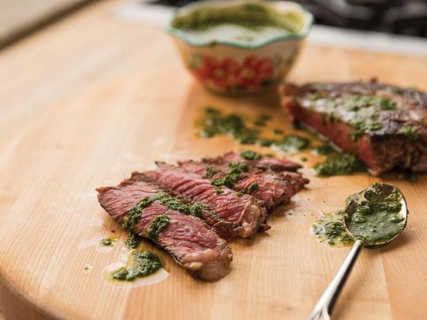 Wie man Steak mit Chimichurri-Sauce zubereitet