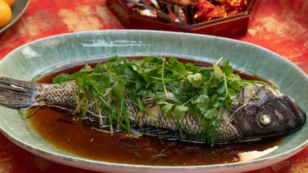 Zubereitung - Gedämpfter Fisch mit würziger Sojasauce und Frühlingszwiebeln