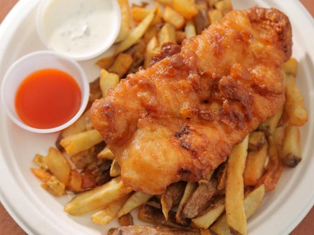 Zubereitung – Traditionelles Fish and Chips: Panierter Fisch mit Pommes frites und Remoulade