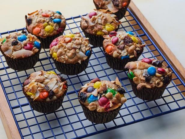 Wie man Bananenmuffins mit Nüssen und Trockenfrüchten zubereitet
