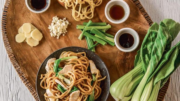 Πώς να φτιάξετε κλασικά νουντλς Lo Mein