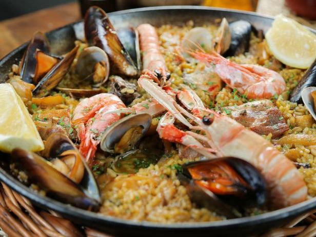 วิธีทำข้าวผัดสเปน (Paella) ใส่เนื้อสัตว์และอาหารทะเล