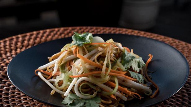 Wie man vegetarische chinesische Nudeln (Jia Jian Mian) zubereitet