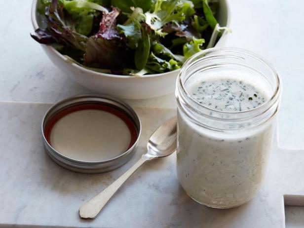 Wie man Ranch-Dressing zubereitet (Whole30-Diät)