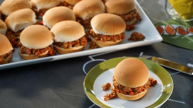 So bereiten Sie eine Füllung für Sloppy-Joe-Sandwiches aus dem Slow Cooker zu