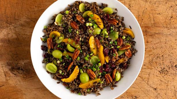 Wie man Wildreissalat mit Orangen zubereitet