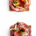 Canapés mit Wildpilzen und Wildschweinfleisch