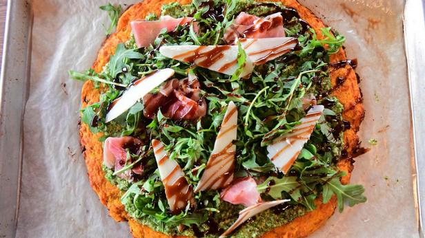 Wie man Kürbisboden-Pizza zubereitet