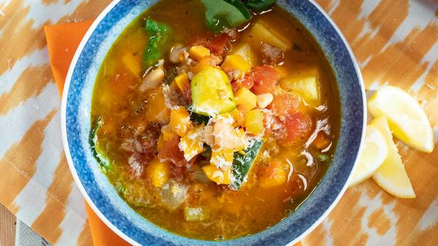 Wie man eine herbstliche Minestrone mit Gemüse zubereitet