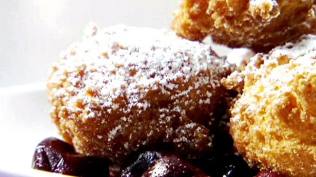 Wie man italienische Kirsch-Donuts zubereitet