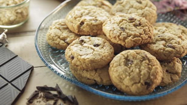 Come preparare i biscotti con fiocchi d'avena e gocce di cioccolato
