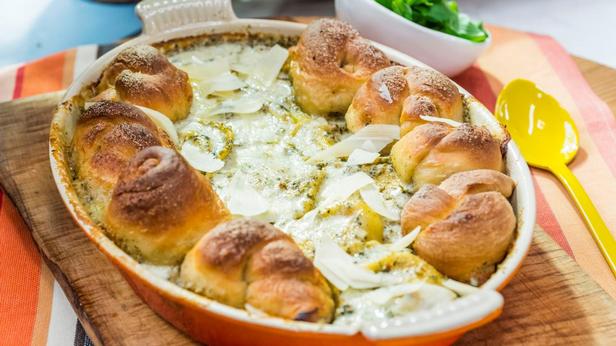 So bereiten Sie einen einfachen Knoblauch-Röllchen-Auflauf zu