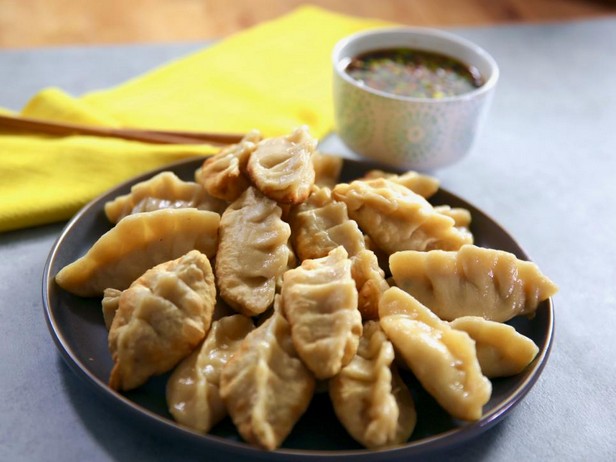 Jiaozi-Teigtaschen mit Hühnchen und Dipsauce