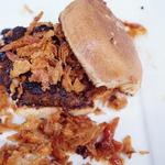 Kubanische Frita mit knusprigen Kartoffelstäbchen