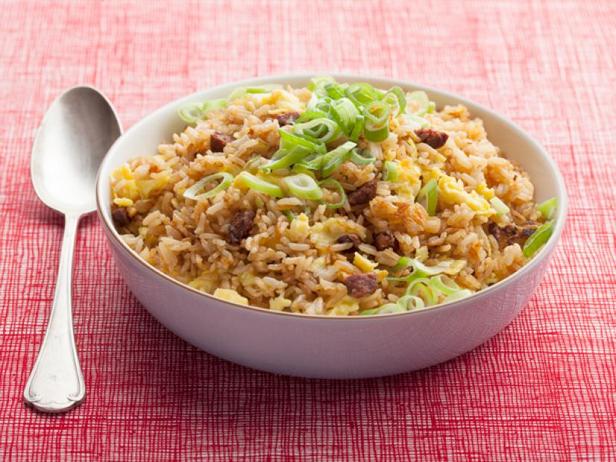 Wie man traditionellen chinesischen gebratenen Reis zubereitet