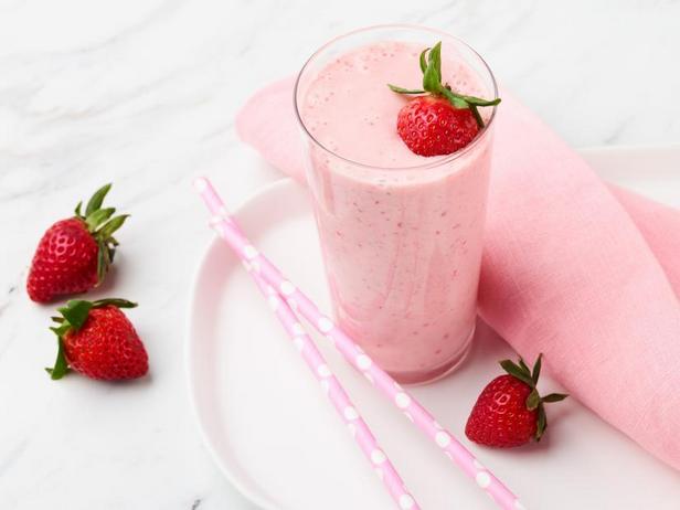 So bereiten Sie einen Erdbeer-Bananen-Smoothie zu