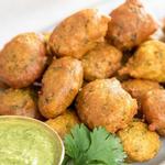 Desai Vada mit Gemüse und Koriander-Chutney