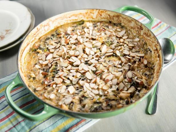 طريقة تحضير طاجن الدجاج المدخن، والرابيني، والأرز البري