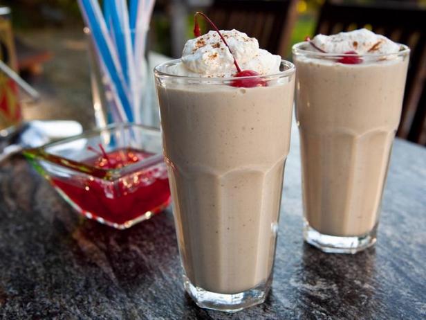 So bereiten Sie einen Banana-Foster-Milchshake zu