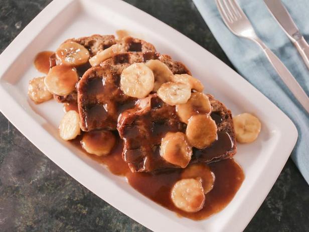 Come preparare waffle di pane alla banana con banane flambé
