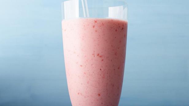 So bereiten Sie einen Vanille-Himbeer-Smoothie zu