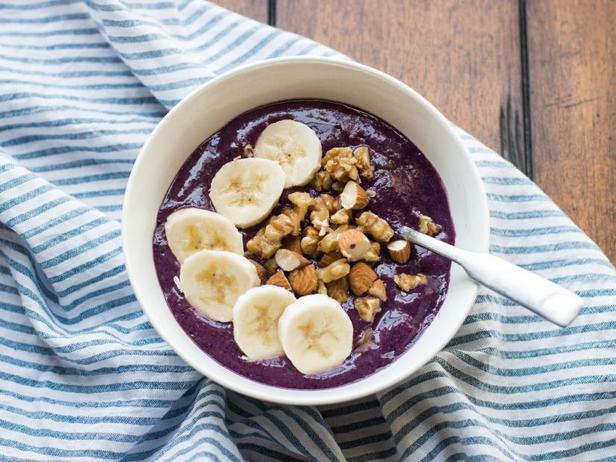 So bereiten Sie eine Beeren-Smoothie-Bowl zu