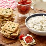 Krabben-Dip mit Knoblauchcrackern und gerösteten Kirschtomaten