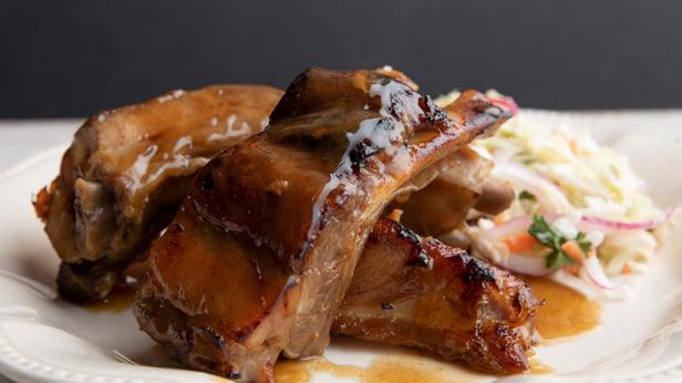 So kocht man Teriyaki-Schweinerippchen aus dem Slow Cooker