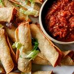 Taquitos aus der Heißluftfritteuse mit Hähnchen und Salsa