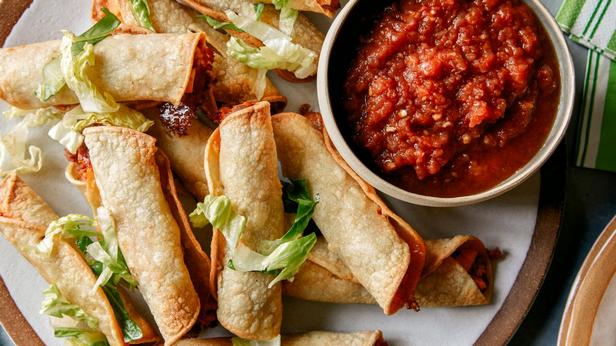 Zubereitung von Taquitos mit Hähnchen und Salsa aus der Heißluftfritteuse
