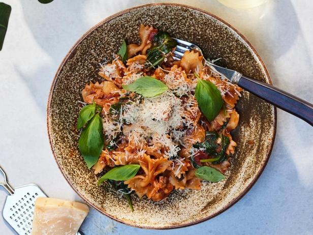Wie man Hähnchen Cacciatore mit Nudeln im Schongarer zubereitet