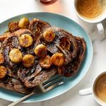 Schokoladen-Haselnuss-Babka-French-Toast mit karamellisierten Bananen
